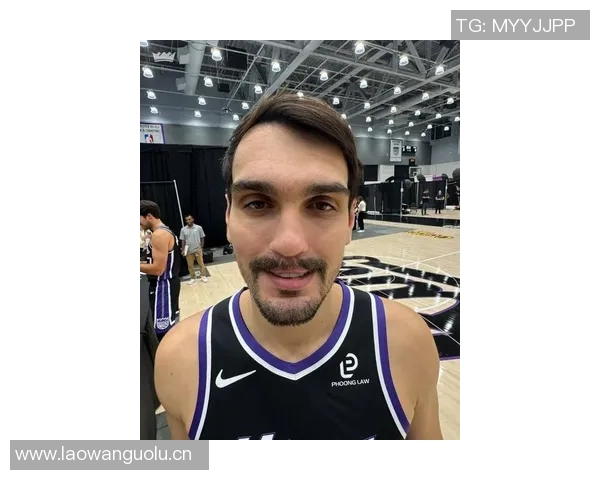 小萨德罗赞笑容满面拉文施罗德神情严肃国王新赛季定妆照震撼发布