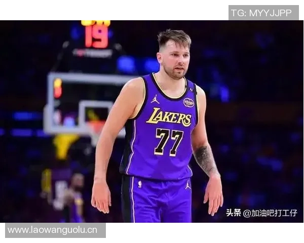 詹姆斯本赛季表现低迷球权到手立刻传给东契奇 詹姆斯本赛季表现低迷球权到手立刻传给东契奇
