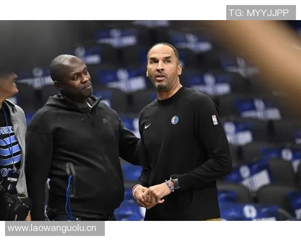 小尼克史密斯回顾湖人媒体日盛况与黄蜂时的鲜明对比