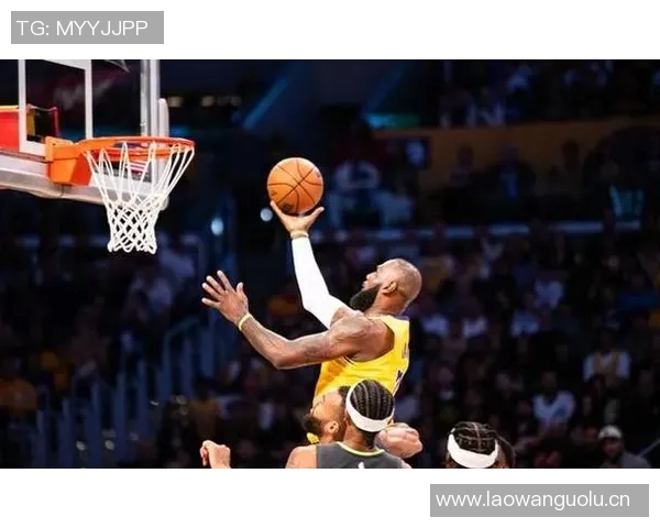 老詹再度引发争议球迷热议其吸引眼球的手段与库里三度胜利的背后原因