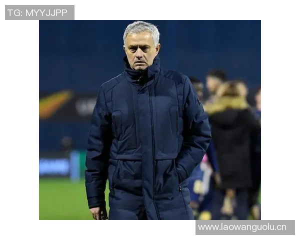 热刺边卫波罗被球迷电子烟砸中后捡起假装抽烟引发热议 热刺边卫波罗被球迷电子烟砸中后捡起假装抽烟引发热议