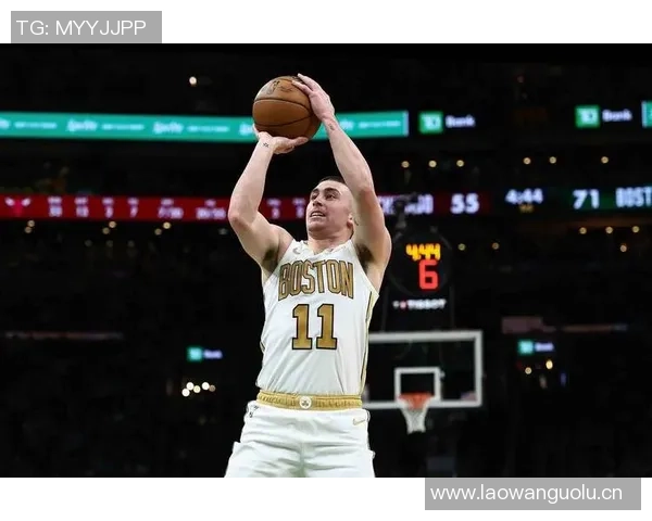 普理查德半场表现活跃贡献13分还抢下3个前场板送出4次助攻 普理查德半场表现活跃贡献13分还抢下3个前场板送出4次助攻