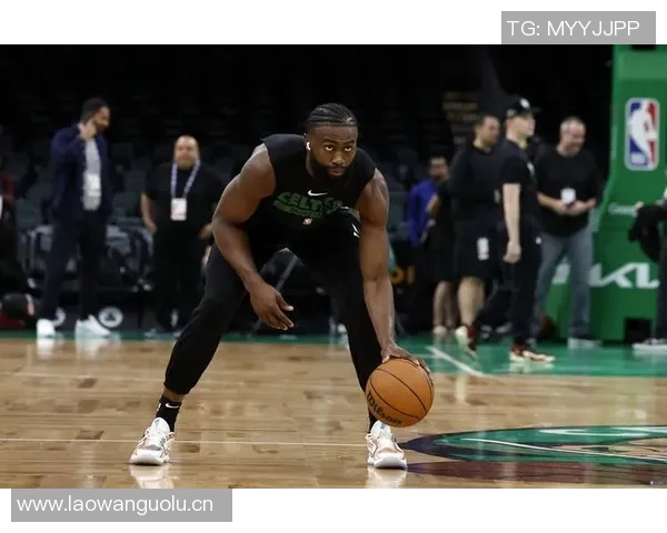 杰伦布朗谈球队战绩超预期强调保持紧迫感的重要性